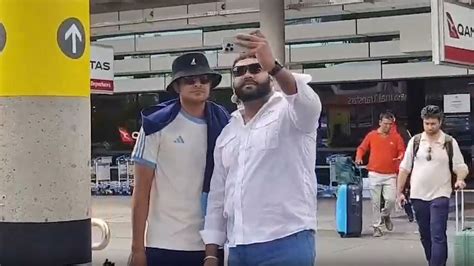 Watch: Shubman Gill poses for selfie with fan as Team India。